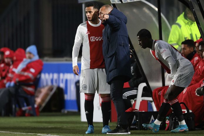 Jong Ajax-coach John Heitinga wijst Mohamed Ihattaren de weg in Breda.