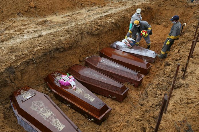 Een begraafplaats in de Braziliaanse plaats Manaus, waar de coronadoden aan het begin van de epidemie in 2020 in massagraven werden begraven.