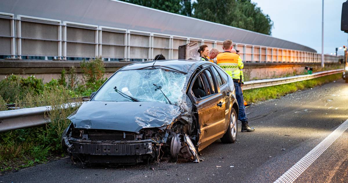 Auto over de kop geslagen op A4 bij Vondelingenplaat