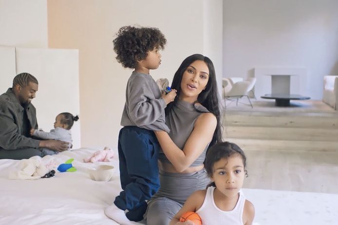 Kim Kardashian, Kanye West en kinderen in hun woning in Californië.