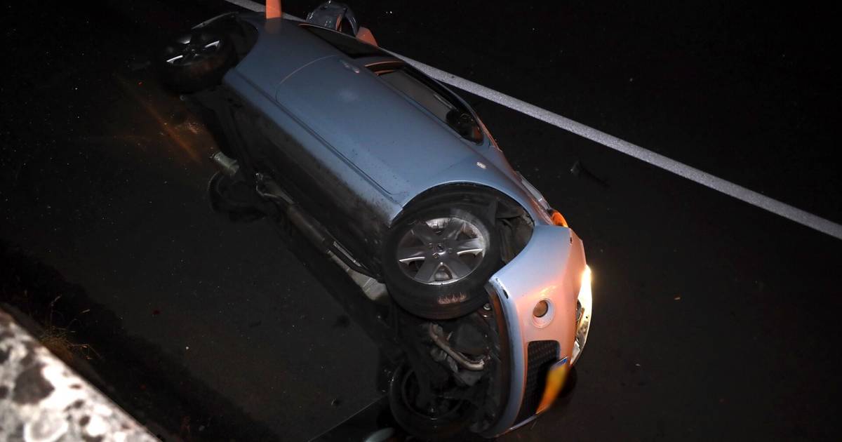 Auto belandt op zijn kant bij botsing met bestelbus op A50 Sint-Oedenrode, bestuurder gewond.