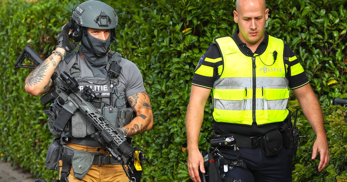Hulpdiensten massaal opgetrommeld en dan geeft verwarde man in Macharen zichzelf ineens over