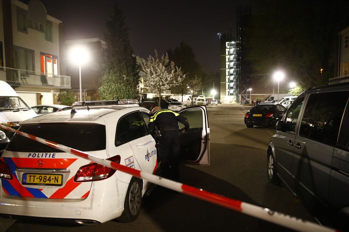 De politie zette zaterdagavond de Alm in Zwolle af nadat een molotovcocktail tegen een woning was gegooid. De schade bleef beperkt.