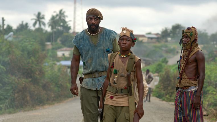 Idris Elba (L) en jong talent Abraham Attah (C) in Beasts of No Nation. Beeld ap