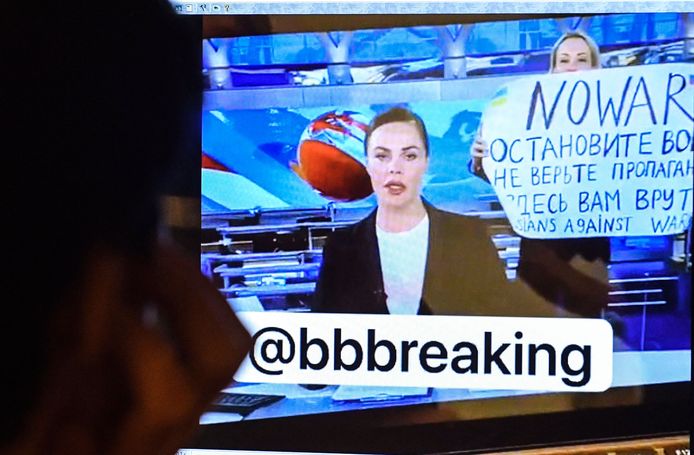 Marina Ovsyannikova verstoorde maandagavond de nieuwsuitzending van de Russische staatstelevisie met een oproep aan kijkers om de oorlog te stoppen en de “propaganda niet te geloven”.