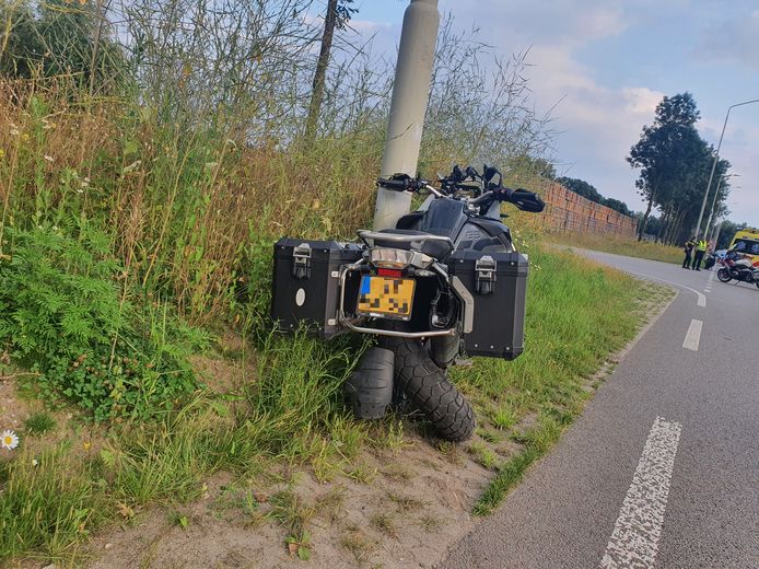 Een motorinstructeur komt tijdens les ten val en raakt gewond