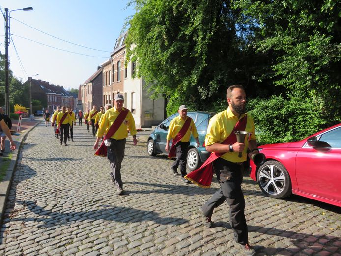 Voor het het eerst sedert zeer lang stapt de Fiertel langs de Oudestraat en niet via de Kruisstraat. Stijn Cardon geeft de kadans aan op de kasseien.