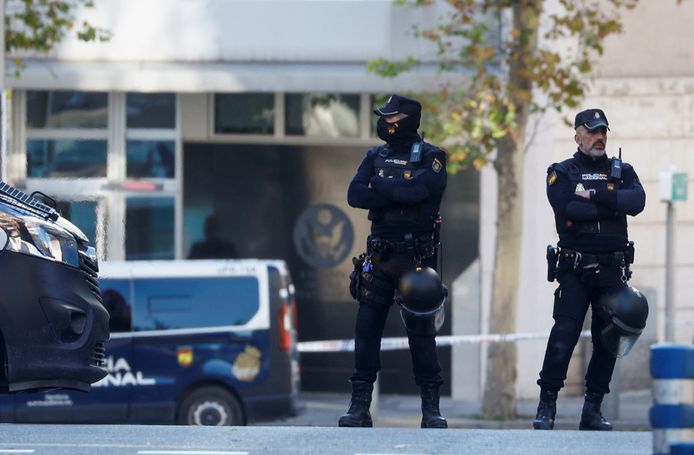 Politie bij de Amerikaanse ambassade in Madrid, waar gisteren een bombrief naar werd verstuurd.