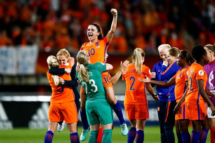 Danielle van de Donk wordt opgetild door keeper Loes Geurts van het Nederlands vrouwenelftal.