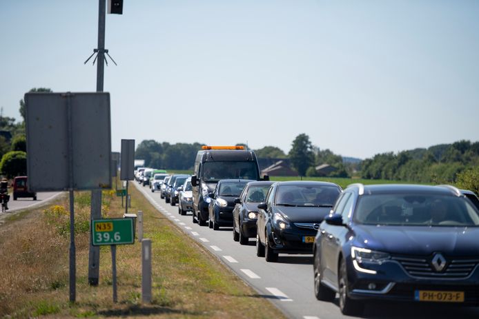 De filedruk op de N35 tussen Nijverdal en Wierden wordt steeds groter. Maar de geplande verbreding van dit weggedeelte tot een vierbaans autoweg laat nog langer op zich wachten.