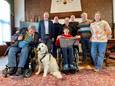 De prestaties van succesvol frame runner Yarno Van Camp (17) werden woensdagnamiddag gevierd op het gemeentehuis in Schoten. V.l.n.r.: Frieda Vermeylen (Raad voor personen met een handicap), Paul De Swaef (sportschepen), Johan Vijgen (sportdienst), Yarno Van Camp (G-sporter), Tamara Van de Laar (mama Yarno), Robert Imler (voorzitter sportraad), Stefan Van Camp (papa Yarno) en Anneleen Janssens (Raad voor personen met een handicap).