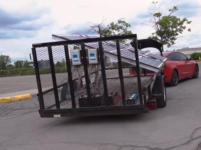 YouTuber laadt zijn Tesla op met reusachtig zonnepaneel in aanhangwagen