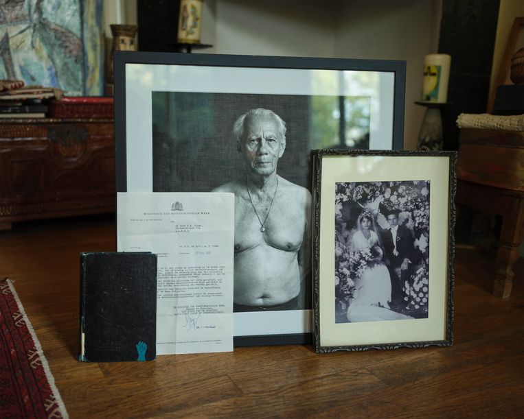 De geselecteerde voorwerpen: een agenda, de schuldbrief, een foto van Bloems vader en de trouwfoto van Bloems voorouders. Beeld Erik Smits
