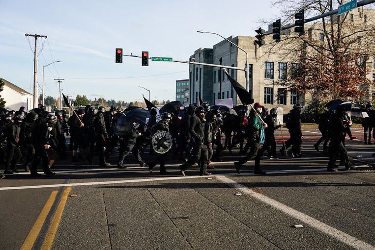 Tegendemonstranten lopen richting de Trump-supporters.  Beeld Getty Images