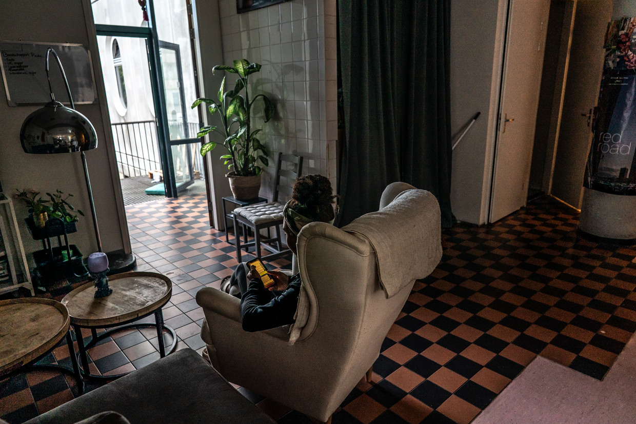 Het woon­complex op de Hoogte Kadijk is opgedeeld in kleinere een­heden. 'We zijn echt een familie geworden.'
 Beeld Joris van Gennip