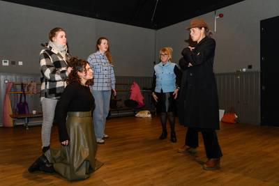 Vrouwen spelen in dit toneelstuk een mannenrol: ‘Niet met een plaksnor, dat is niet geloofwaardig’