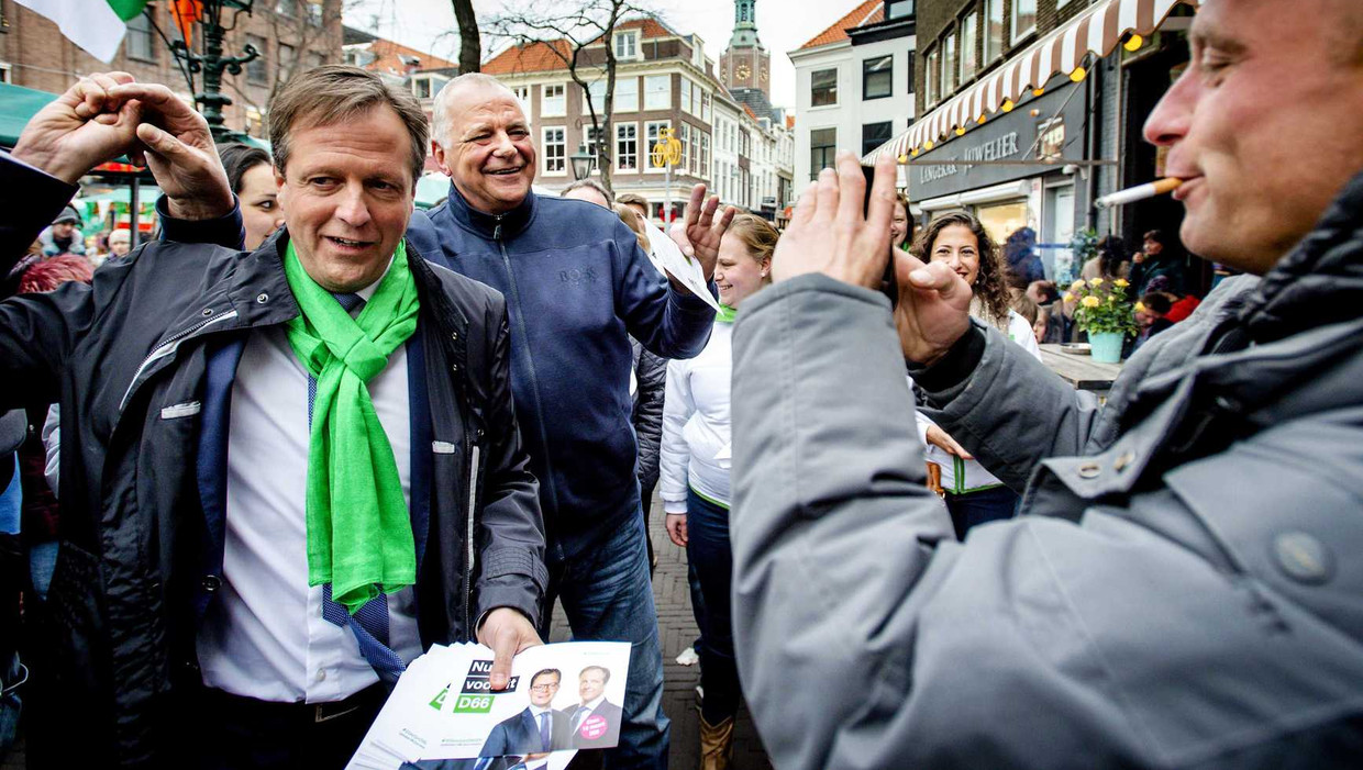 D66-leider Alexander Pechtold deelt flyers uit tijdens de campagne in Den Haag in aanloop naar de Provinciale Statenverkiezingen. Beeld anp