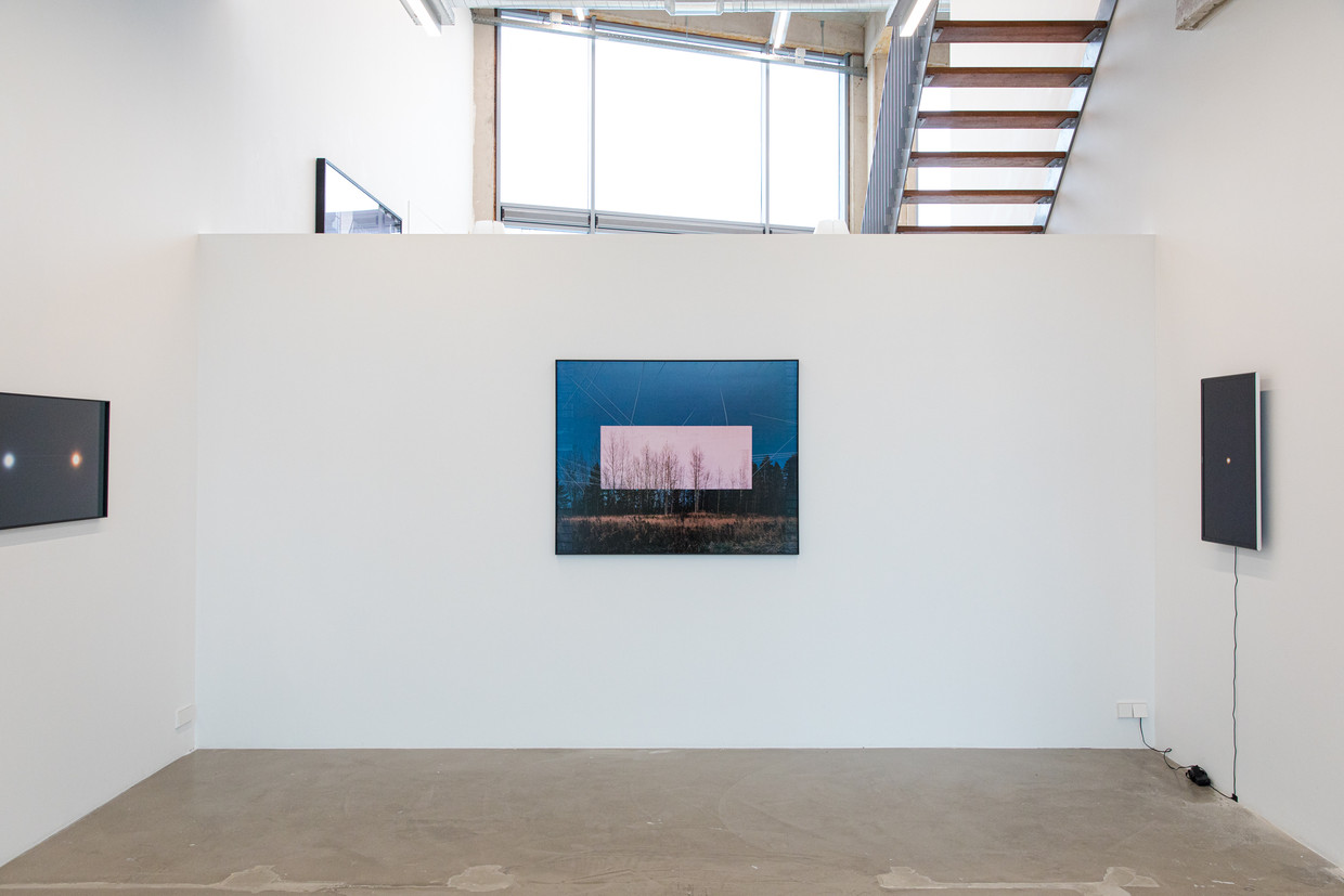 ‘The planes help to prove the plane’, op de solotentoonstelling ‘Earth Not a Globe’ van Philippe Braquenier in galerie Ravestijn in Amsterdam.  Beeld Natascha Libbert