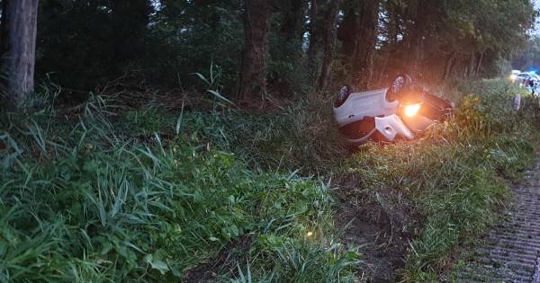 Auto op de kop in de sloot na eenzijdig ongeval in Zenderen: ZENDEREN