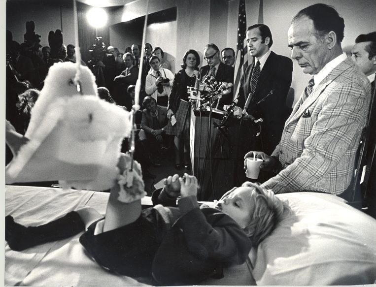 ‘Joe Biden is in het ziekenhuis ingezworen als senator, met zijn twee zoontjes aan zijn zijde. Hij beloofde toen het land te dienen, maar ook zijn gezin.’ Beeld BELGAIMAGE
