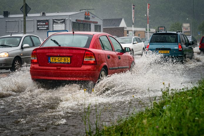 Wateroverlast en ondergelopen wegen in Heerlen.