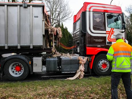 Vrachtwagenchauffeur verliest lading slachtafval op de weg bij Beekbergen