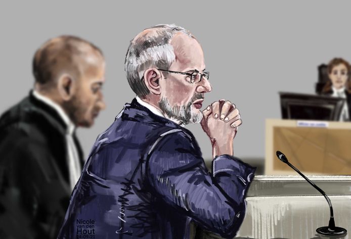Rechtbanktekening van de fractievoorzitter van de Haagse Partij van de Eenheid en het voormalige Haagse PVV-raadslid Arnoud van Doorn (M) en diens advocaat Anis Boumanjal (l) en de officier van Justitie (r) in de rechtbank.