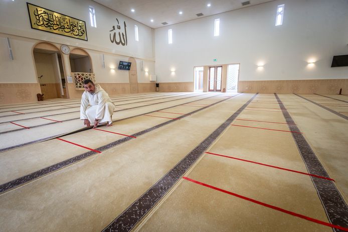 In de EL Fath-moskee in Dordrecht zijn markeringen aangebracht om te zorgen dat de bezoekers op 1,5 meter afstand van elkaar kunnen bidden.