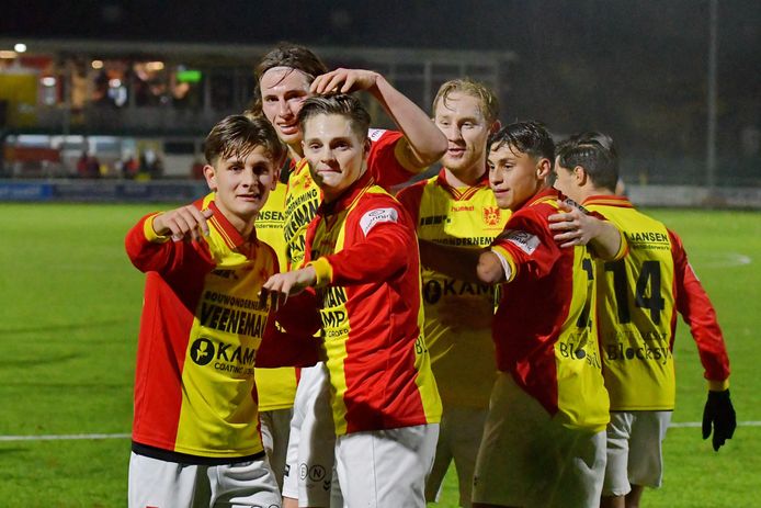 CSV Apeldoorn had geen enkele moeite met SVI in het inhaalduel dinsdagavond. Lars Huber, Job Pothof, Patrick Maneschijn, Yorik Meijer, Levi Tuasela, vieren de tweede treffer van Patrick Maneschijn.