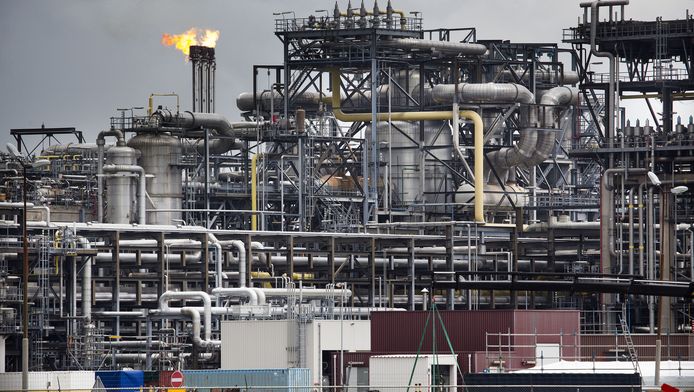 Exterieur van een Shell raffinaderij. De fabrieken van Shell in Moerdijk liggen zeker tot het einde van het jaar plat om een stoomlekkage te repareren.