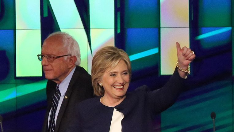 Hillary Clinton en Bernie Sanders gisteren na het debat. Beeld afp