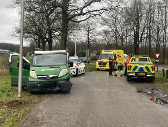 Bedrijfsbus en auto botsen op kruising N35 bij Wierden, voertuigen worden afgesleept