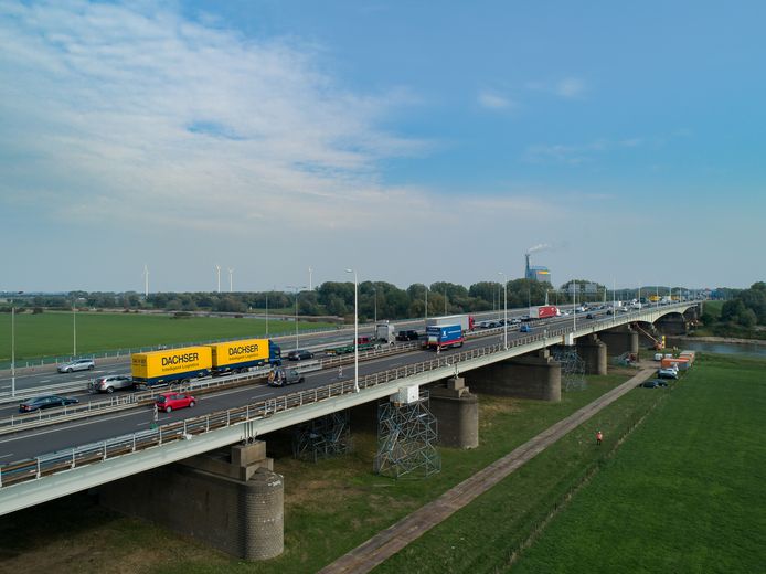 Vanaf 24 april rijdt verkeer richting Duitsland over de buitenste twee rijstroken. De middelste twee stroken gaan dicht.