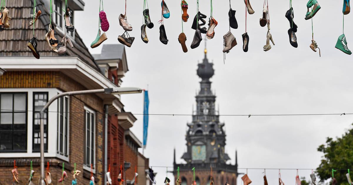 Beperken Alarmerend Sta in plaats daarvan op Honderden bungelende schoenen in Nijmegen | Nijmegen e.o. | gelderlander.nl