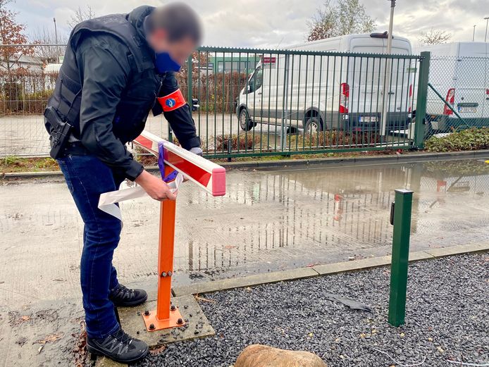De politie viel het verdeelcentrum van GLS in Puurs-Sint-Amands binnen. Het centrum werd ook verzegeld.