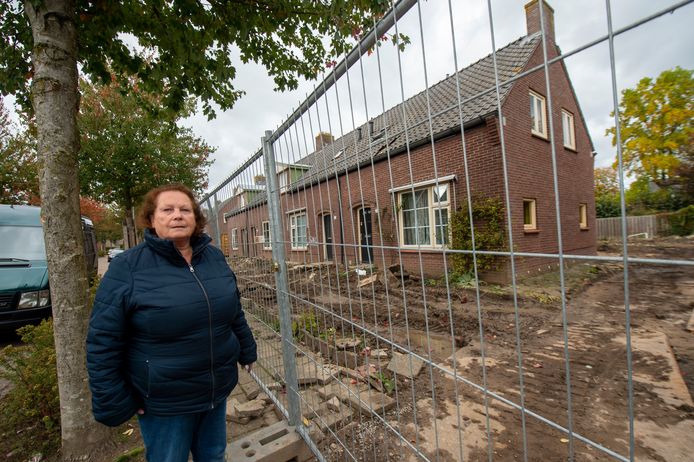 De 67-jarige Marta Mediati woont al tientallen jaren in de Wethouder Giermanstraat in Brummen, maar moest haar woning dit jaar verlaten omdat 25 verouderde huizen in de straat tegen de vlakte gaan om plaats te maken voor nieuwbouw. Hoog tijd, volgens haar.