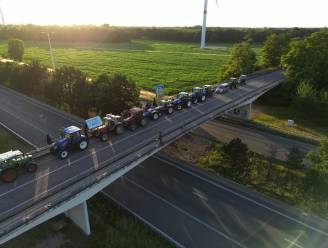 Tractoren vatten post op brug over E34 in Zoersel: “We gaan failliet door stikstofregels die nu op tafel liggen”