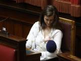 Applaus voor politica die borstvoeding geeft in parlement