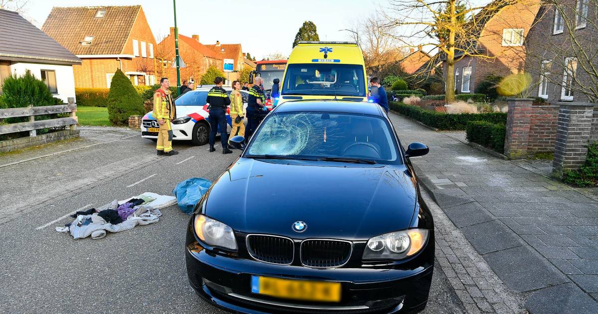 Buspassagier aangereden als hij weg oversteekt, meters meegesleurd met