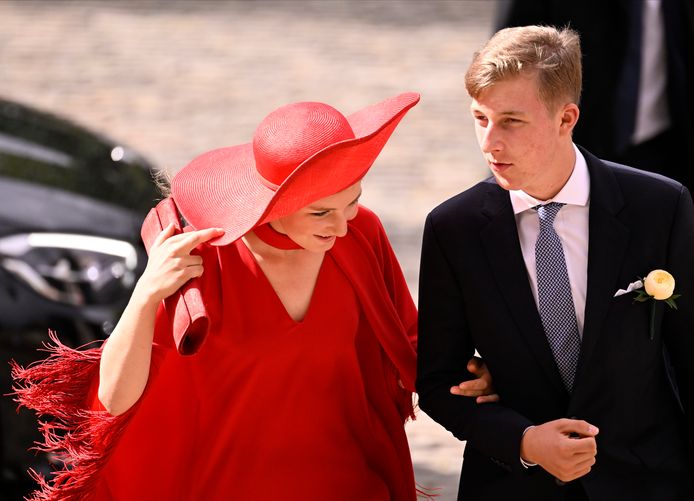 Prinses Elisabeth moest haar best doen om haar hoed niet kwijt te spelen.