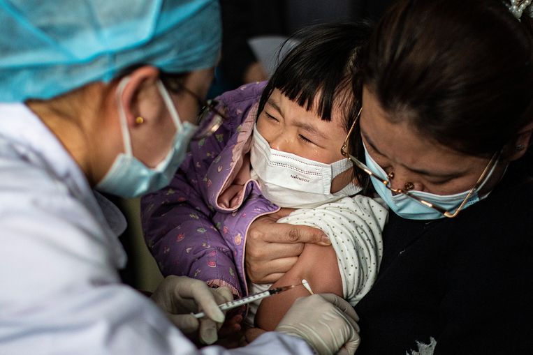 Een kind in Wuhan wordt gevaccineerd tegen het coronavirus. Beeld Getty Images