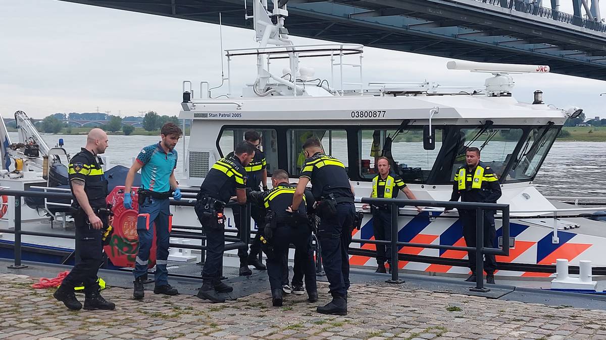 Politie redt drenkeling uit snel stromende Waal | Nijmegen | gelderlander.nl