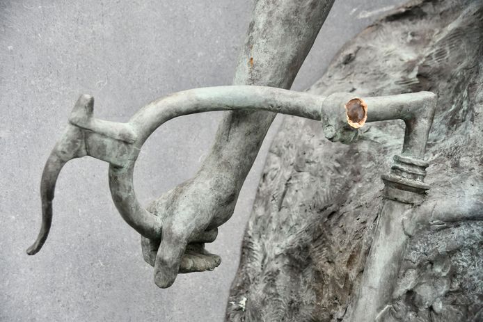 Van het standbeeld, gewijd aan de overleden wereldkampioen Jean-Pierre ‘Jempi’ Monseré’, naast de ingang van het wielermuseum KOERS in Roeselare, werd de helft van het stuur afgebroken.