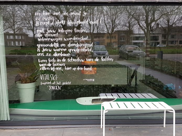 106 Mechelaars adopteerden een ‘weesgedicht’, vervolgens brachten zestien vrijwillige schoonschrijvers en illustratoren deze aan op hun ruiten.