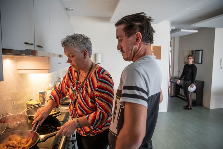 Bewoners van de Ingelandhof van Philadelphia (woonlocatie voor mensen met een verstandelijke beperking) helpen mee met het koken.  Per verdieping wordt gezamenlijk een menu gekozen, bereid en gegeten. Op de foto begeleidster Janine. Beeld Harry Cock