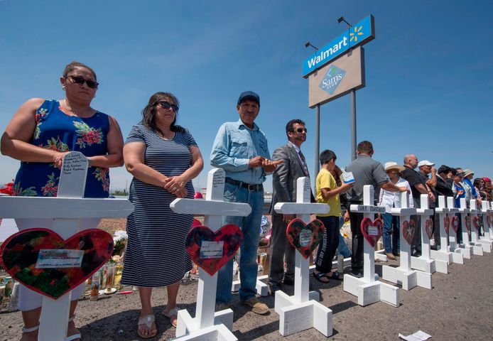 Amerikanen rouwen bij een tijdelijk monument voor de slachtoffers van de schietpartij in El Paso, Texas, Verenigde Staten.