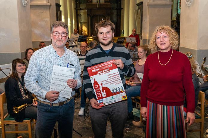 Dirigent Patrick Heirbaut, voorzitter Wouter Rogiers en dichter Els Van Thuyne zijn klaar voor het concert.