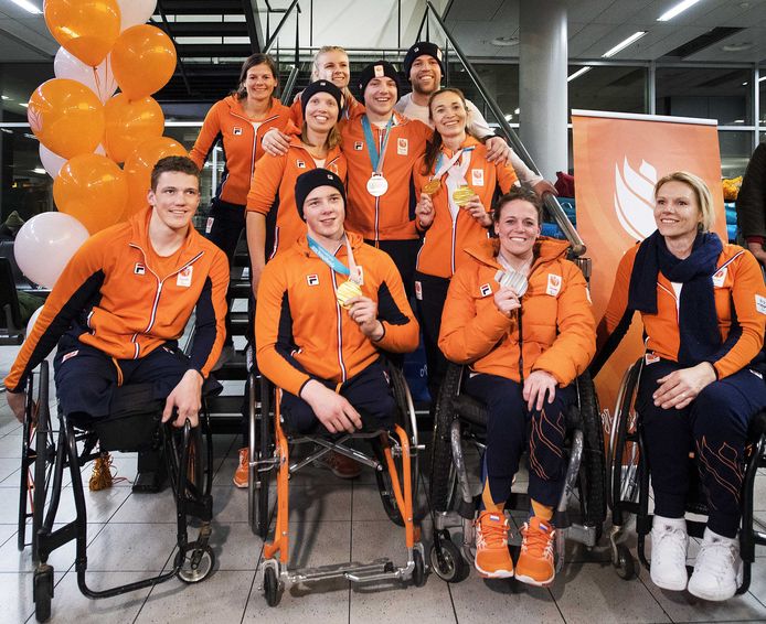 Groepsfoto van de paralympische ploeg op Schiphol.