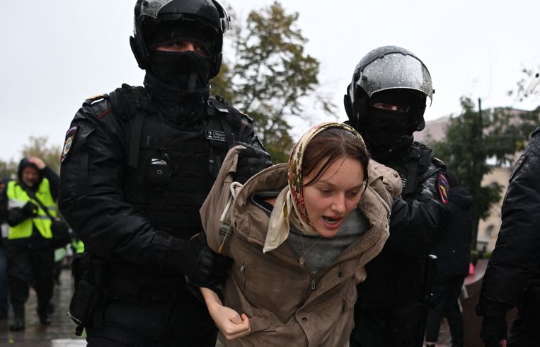 Een arrestatie in Moskou tijdens een protest tegen de gedeeltelijke mobilisatie (september 2022).  Beeld AFP