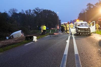 Auto belandt in de sloot na aanrijding in Asten, bestuurder is spoorloos